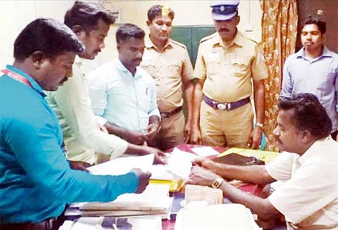 திருத்துறைப்பூண்டி அருகே, உரிய ஆவணம் இன்றி கொண்டு சென்ற ரூ.2 லட்சம் பறிமுதல் - தேர்தல் பறக்கும் படையினர் நடவடிக்கை