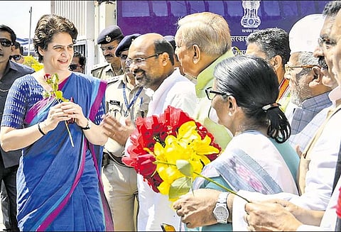 ராகுல் காந்தி போட்டியிடும் அமேதி தொகுதியில் பிரியங்கா பிரசாரம் - பூத் கமிட்டி நிர்வாகிகளுடனும் ஆலோசனை