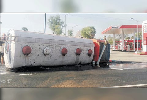 மேச்சேரி அருகே மண்எண்ணெய் டேங்கர் லாரி நடுரோட்டில் கவிழ்ந்தது 3 மணி நேரம் போக்குவரத்து பாதிப்பு