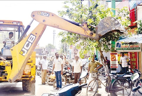 திருவாரூர் தியாகராஜர் கோவில் ஆழித்தேரோடும் 4 வீதிகளில் ஆக்கிரமிப்புகள் அகற்றம்