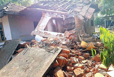 கையுன்னி அருகே, கியாஸ் சிலிண்டர் வெடித்து வீடு இடிந்தது