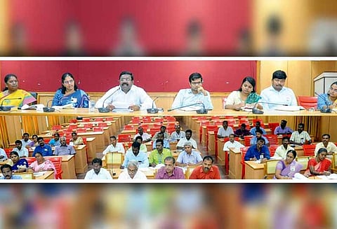 தேர்தல் பணியில் ஈடுபடுபவர்கள் தபால் வாக்கு செலுத்த நடவடிக்கை - அதிகாரிகளுடன் கலெக்டர் ஆலோசனை