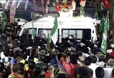 அ.தி.மு.க. அரசு ஆட்சியை மோடியிடம் அடகு வைத்து விட்டது வேலூரில் டி.டி.வி.தினகரன் பேச்சு