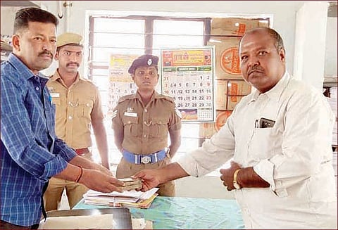 மணப்பாறையில் வாகன சோதனை: மீன் வியாபாரியிடம் ரூ.1 லட்சம் பறிமுதல்