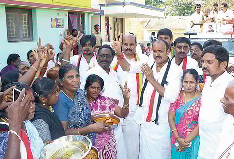 சேலம் ஜான்சன்பேட்டையில் அ.தி.மு.க. வேட்பாளர் வீதி, வீதியாக பிரசாரம்