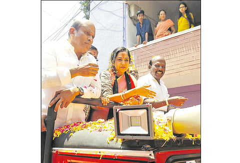 தென்சென்னை நாடாளுமன்ற தொகுதி தி.மு.க. வேட்பாளர் தமிழச்சி தங்கபாண்டியன் பிரசாரம்