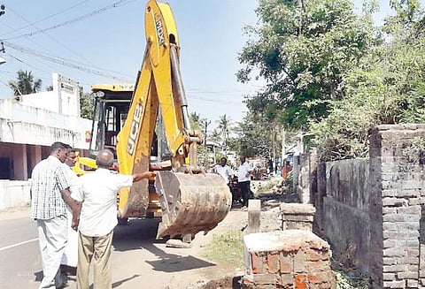 திட்டச்சேரி பகுதியில் அரசியல் கட்சிகளின் கொடிக்கம்பங்கள் அகற்றம்