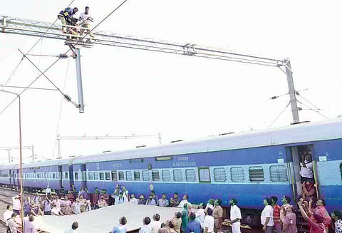 நாகர்கோவில் ரெயில் நிலையத்தில் மின்கம்பத்தில் ஏறி அமர்ந்த வாலிபரால் பரபரப்பு