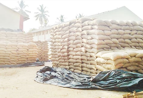 கொள்முதல் நிலையங்களில் நெல் மூட்டைகள் தேக்கம் விவசாயிகள் விரக்தி