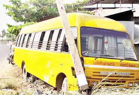 டிரைவருக்கு ‘திடீர்’ வலிப்பு: மின்கம்பத்தில் தனியார் பள்ளி வேன் மோதியது