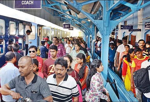 கோடை வெயிலின் தாக்கத்தால் ஊட்டிக்கு சுற்றுலா பயணிகள் வருகை அதிகரிப்பு - மலை ரெயிலில் பயணம் செய்ய ஆர்வம்