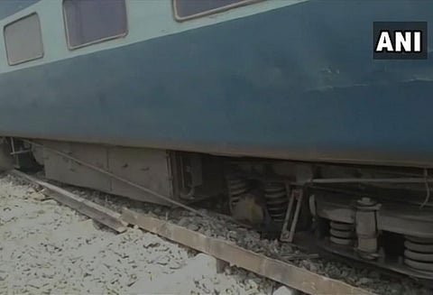 கங்கா எக்ஸ்பிரஸ் ரெயிலின் 13 பெட்டிகள் தடம் புரண்டன; 4 பேர் காயம்