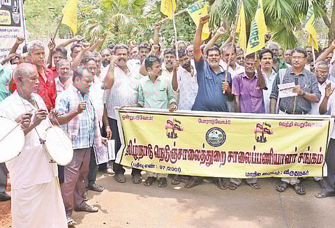 திருச்சியில் தண்டோரா போட்டு சாலைப்பணியாளர்கள் ஆர்ப்பாட்டம்