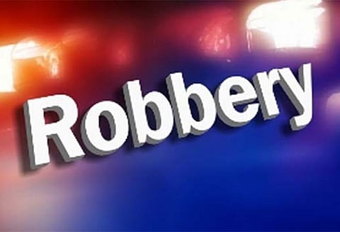 சின்னசேலம் அருகே ஆசிரியர் தம்பதி வீட்டின் கதவை உடைத்து நகை-பணம் கொள்ளை