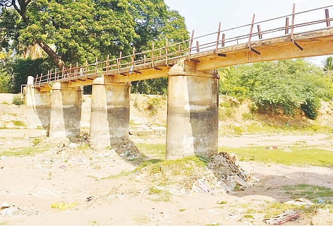 தஞ்சை அருகே புது ஆற்றின் குறுக்கே ஆபத்தான நிலையில் 30 கிராமங்களை இணைக்கும் நடைபாலம்