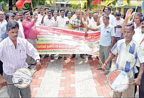 பல்வேறு கோரிக்கைகளை வலியுறுத்தி சாலைப்பணியாளர்கள் தண்டோரா அடித்து போராட்டம்