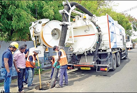 திருப்பூரில் பாதாள சாக்கடை அடைப்பை சரி செய்ய நவீன வாகனம்
