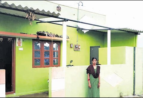 தேன்கனிக்கோட்டையில் சூறைக்காற்றுடன் கனமழை - வீடுகள், மின்கம்பங்கள் சேதம்