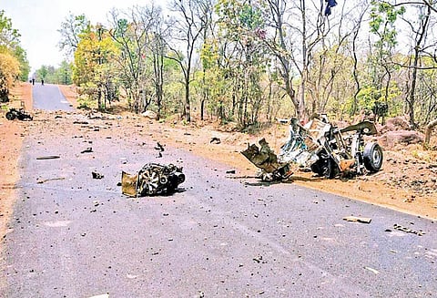 மராட்டிய மாநிலத்தில் நக்சலைட்டுகள் பயங்கர தாக்குதல் : குண்டு வெடிப்பில் 16 வீரர்கள் பலி - பிரதமர் மோடி கடும் கண்டனம்