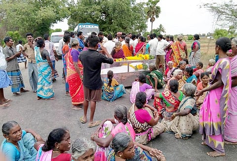 கொலை வழக்கில் தலைமறைவானவரை கைது செய்ய வலியுறுத்தி, நடுரோட்டில் விவசாயி உடலை வைத்து உறவினர்கள் மறியல்