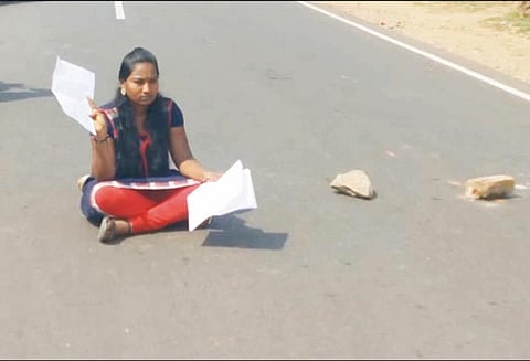 நடுரோட்டில் அமர்ந்து பட்டதாரி பெண் தர்ணா - அந்தியூர் அருகே பரபரப்பு