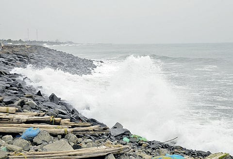 ‘பானி’ புயல் எதிரொலி: திருவொற்றியூர், எண்ணூரில் கடல் சீற்றம் மீனவர்கள் கடலுக்குள் செல்லவில்லை