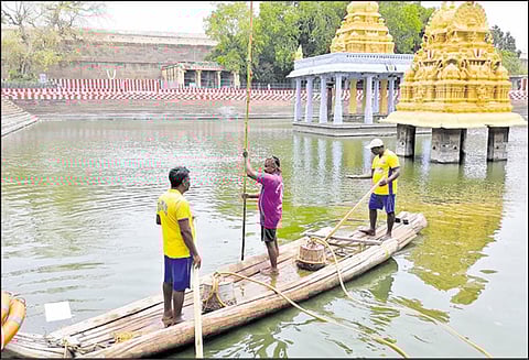 காஞ்சீபுரம் வரதராஜ பெருமாள் கோவிலில் அத்திவரதர் திருவிழாவுக்காக குளத்தை ஆய்வு செய்யும் பணி தொடக்கம்