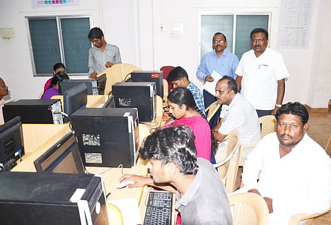 கரூர் அரசு கலைக்கல்லூரி உதவி மையத்தில் என்ஜினீயரிங் சேர்க்கைக்கு மாணவர்கள் ஆர்வத்துடன் விண்ணப்பித்தனர்