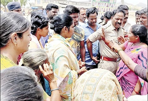சோளிங்கர் அருகே, குடிநீர் கேட்டு பொதுமக்கள் மறியல் - பேச்சுவார்த்தை நடத்திய அதிகாரியிடம் ஆவேச கேள்வி