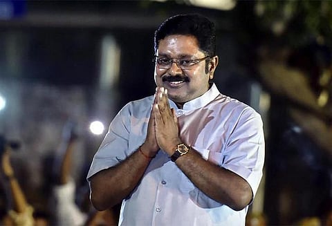 டி.டி.வி.தினகரன் ஆதரவு எம்.எல்.ஏ.க்கள் 2 பேர் சுப்ரீம் கோர்ட்டில் மனு - திங்கட்கிழமை விசாரணை