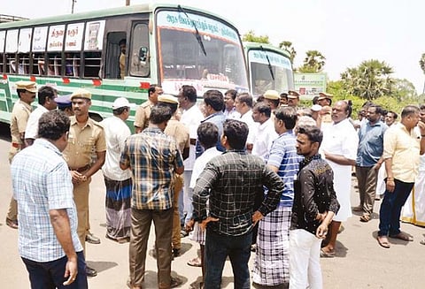 திருவாரூர் பழைய பஸ் நிலையத்திற்கு, அனைத்து பஸ்களையும் இயக்க வலியுறுத்தி வர்த்தகர்கள், பொதுமக்கள் சாலை மறியல் - போக்குவரத்து பாதிப்பு