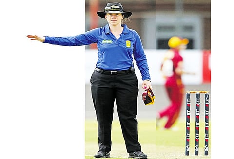 ஆண்கள் கிரிக்கெட்டில், முதல் பெண் நடுவர்