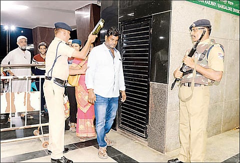 இலங்கை குண்டு வெடிப்பு: உளவுத்துறை அதிர்ச்சி தகவல் பெங்களூருவில் உச்சகட்ட பாதுகாப்பு பஸ், ரெயில், விமான நிலையங்களில் தீவிர கண்காணிப்பு