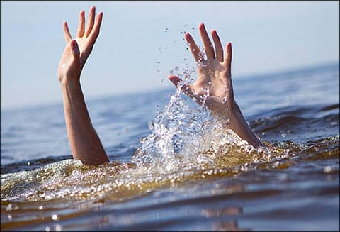 12-ம் வகுப்பு மாணவன் ஏரியில் மூழ்கி பலி 2 பேரை காப்பாற்றி உயிரை விட்ட பரிதாபம்