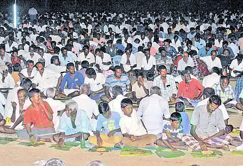 சிவகங்கை அருகே ஆண்கள் மட்டுமே பங்கேற்ற கோவில் திருவிழா 320 ஆடுகளை பலியிட்டு கறி விருந்து