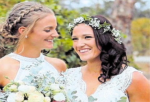 ஒரே பாலினத்தில் ஒன்று சேர்ந்த காதல் ஜோடி