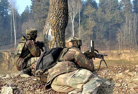 காஷ்மீர் எல்லையில் குண்டு வெடித்து 2 ராணுவ வீரர்கள் காயம்