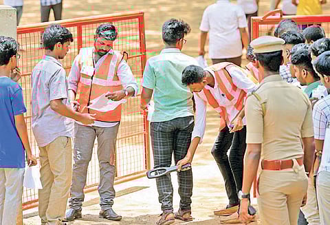 கோவையில் நீட் தேர்வு: மாணவருக்கு உதவிய போலீஸ்காரர்