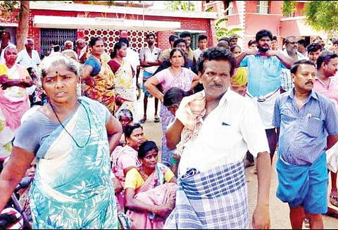 ஊர் பிரச்சினையில் தலையிட்டதால் ஆத்திரம், எரியோடு போலீஸ் நிலையத்தை கிராம மக்கள் முற்றுகை