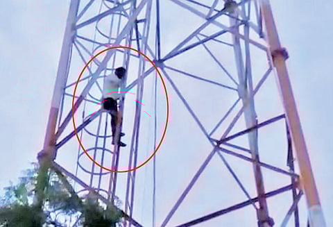 வேறு ஒருவருடன் திருமணமாகி குழந்தைகள் பெற்ற காதலியை சேர்த்து வைக்கக்கோரி செல்போன் கோபுரத்தில் ஏறி காதலன் போராட்டம்