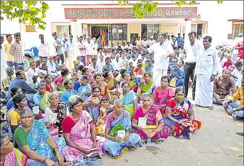 பொன்னேரியில் கோட்டாட்சியர் அலுவலகம் முற்றுகை 500-க்கும் மேற்பட்டோர் திரண்டதால் பரபரப்பு