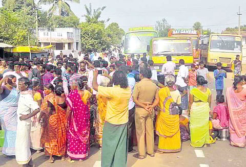 வெங்கல் அருகே குடிநீர் கேட்டு பொதுமக்கள் சாலை மறியல் போக்குவரத்து பாதிப்பு
