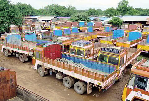 வாடகை உயர்த்தி வழங்க கோரி லாரி உரிமையாளர்கள் திடீர் வேலை நிறுத்தம்