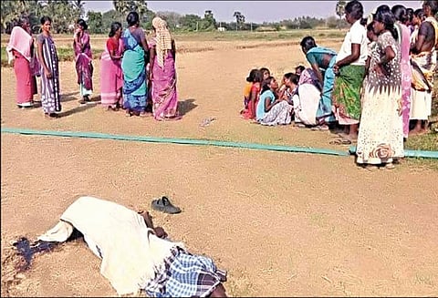 மூலைக்கரைப்பட்டி அருகே பயங்கரம்: விவசாயி அடித்துக்கொலை தந்தை-மகனுக்கு வலைவீச்சு