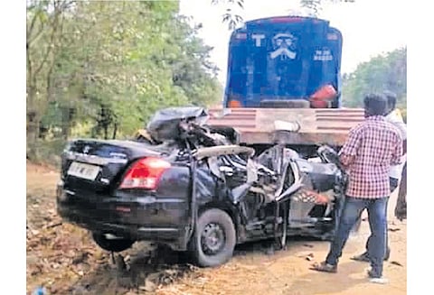 ஆம்பூர் அருகே லாரி மீது கார் மோதல்; 7 பேர் சாவு சுற்றுலா வந்தபோது பரிதாபம்