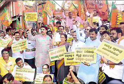 போலீஸ் மந்திரி எம்.பி.பட்டீலை கண்டித்து பா.ஜனதா ஆர்ப்பாட்டம் - பெங்களூரு உள்பட மாநிலம் முழுவதும் நடந்தது