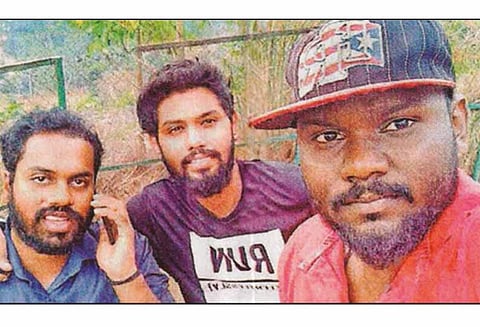 ஆற்றில் மூழ்கி 3 மாணவர்கள் பலி, சாவதற்கு முன்பு ‘செல்பி’ எடுத்து உறவினர்களுக்கு அனுப்பி மகிழ்ந்தனர் - உருக்கமான தகவல்