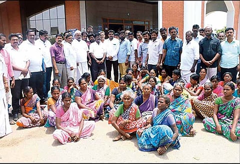 கடலூர் கலெக்டர் அலுவலகத்தில், மேல்கவரப்பட்டு பொதுமக்கள் தர்ணா - இளைஞர்கள் மீது தாக்குதல் நடத்திய கும்பலை கைது செய்ய கோரிக்கை