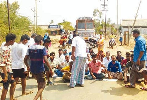 ஆலங்குடி சுல்தான் நகரில், ஆழ்குழாய் கிணறு அமைப்பதை கண்டித்து பொதுமக்கள் சாலை மறியல்