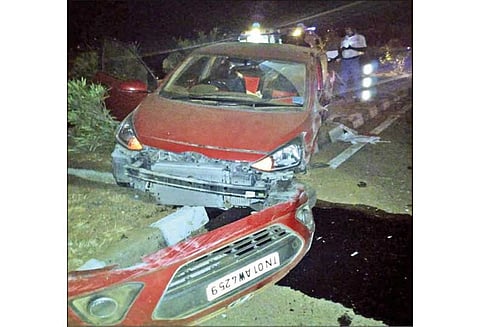 நாங்குநேரி அருகே லாரி மீது கார் மோதி கவிழ்ந்தது: போலீஸ் அதிகாரியின் தந்தை பரிதாப சாவு மகன் உள்பட 3 பேர் காயம்